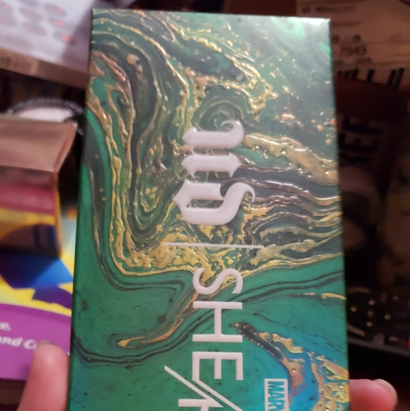 Urban Decay X MARVEL STUDIOS' SHE-HULK EYESHADOW PALETTE NIB NEW IN BOX - Picture 3 of 12